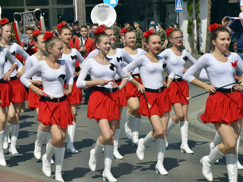 Niech się święci 3 maja! Polska przypomina nieco drużynę piłkarską... [FOTORELACJA]