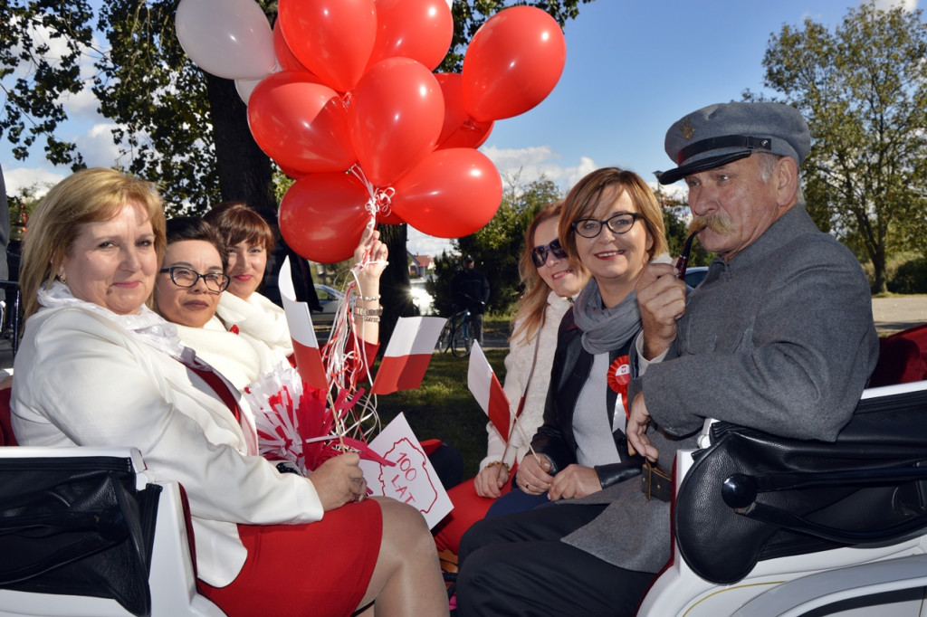 Uliczny pochód na 100-lecie odzyskania niepodległości
