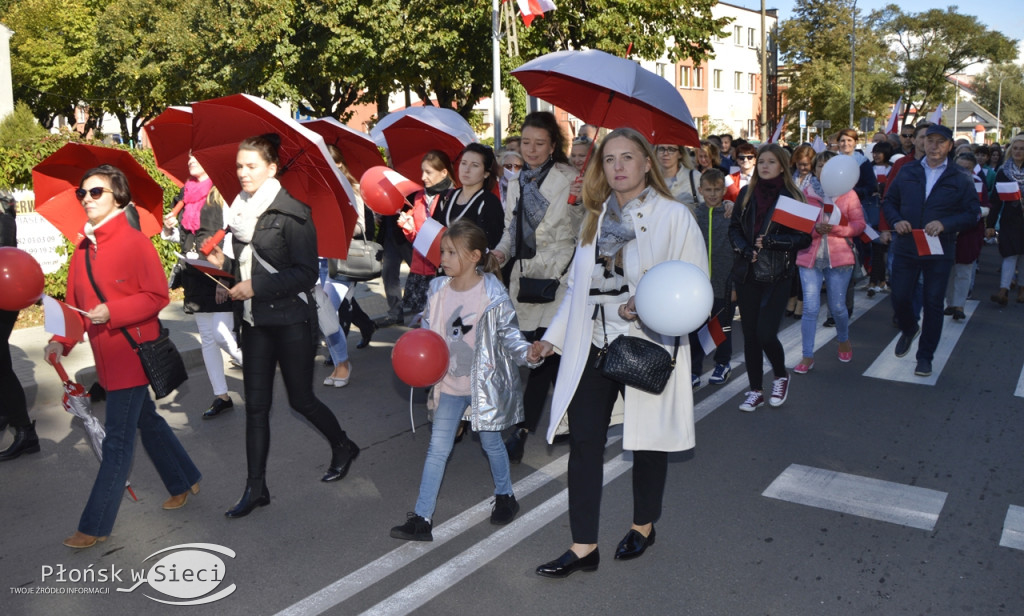 Uliczny pochód na 100-lecie odzyskania niepodległości