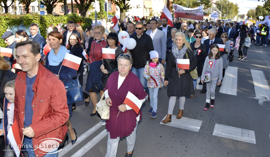 Uliczny pochód na 100-lecie odzyskania niepodległości