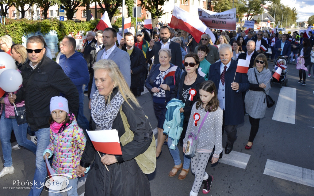 Uliczny pochód na 100-lecie odzyskania niepodległości