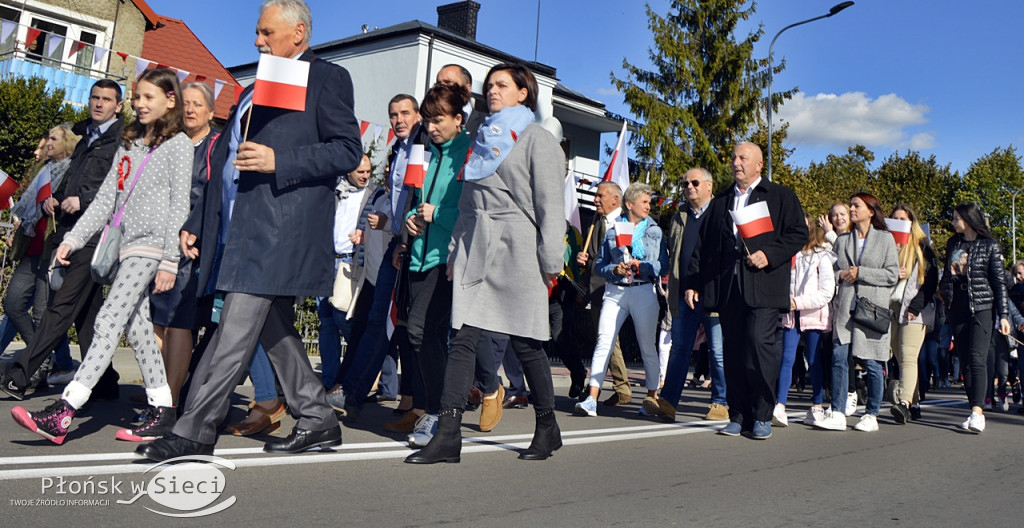 Uliczny pochód na 100-lecie odzyskania niepodległości