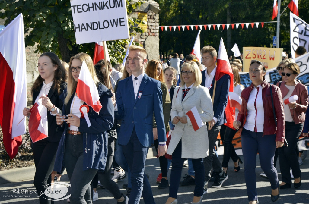 Uliczny pochód na 100-lecie odzyskania niepodległości