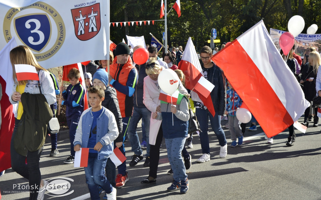 Uliczny pochód na 100-lecie odzyskania niepodległości