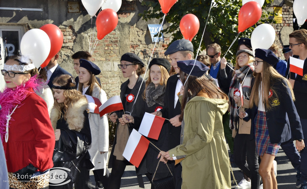Uliczny pochód na 100-lecie odzyskania niepodległości