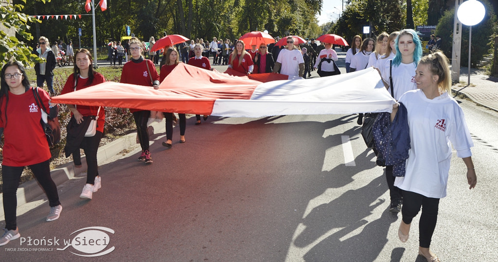 Uliczny pochód na 100-lecie odzyskania niepodległości