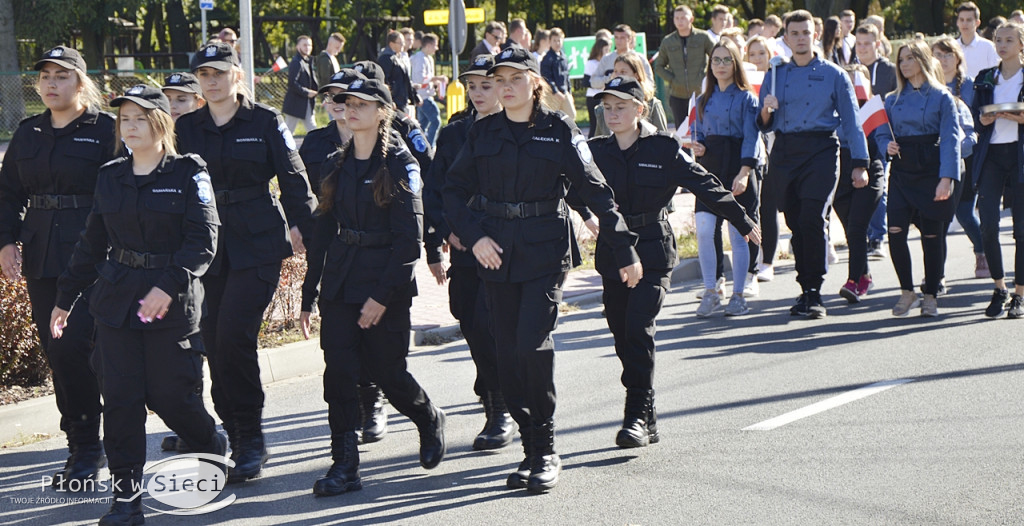 Uliczny pochód na 100-lecie odzyskania niepodległości