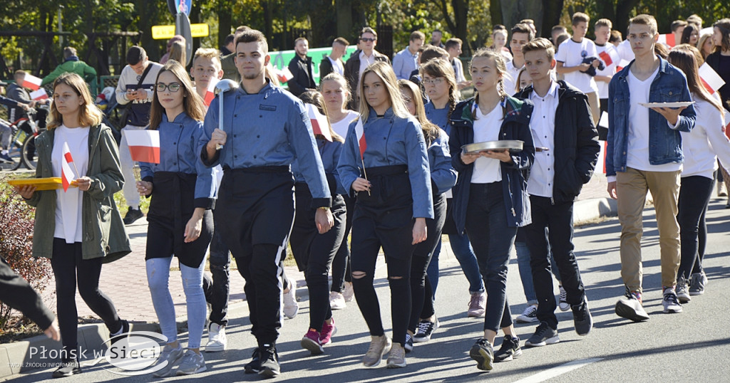 Uliczny pochód na 100-lecie odzyskania niepodległości
