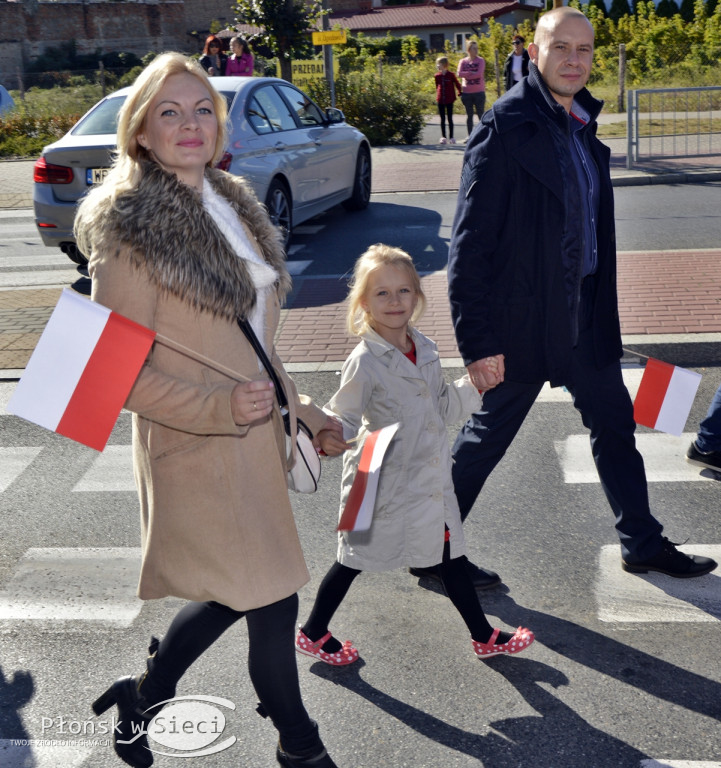 Uliczny pochód na 100-lecie odzyskania niepodległości