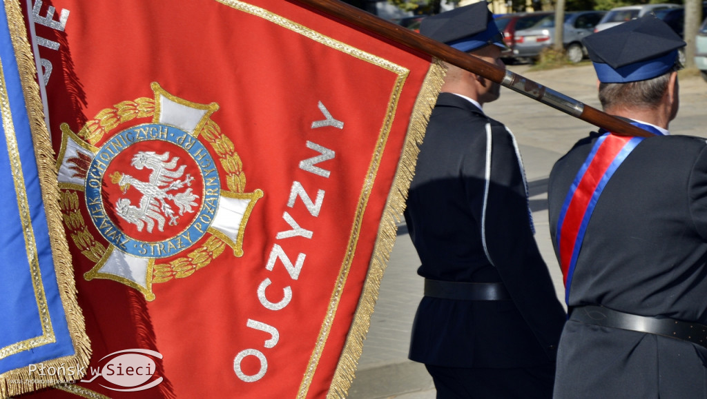 Uliczny pochód na 100-lecie odzyskania niepodległości
