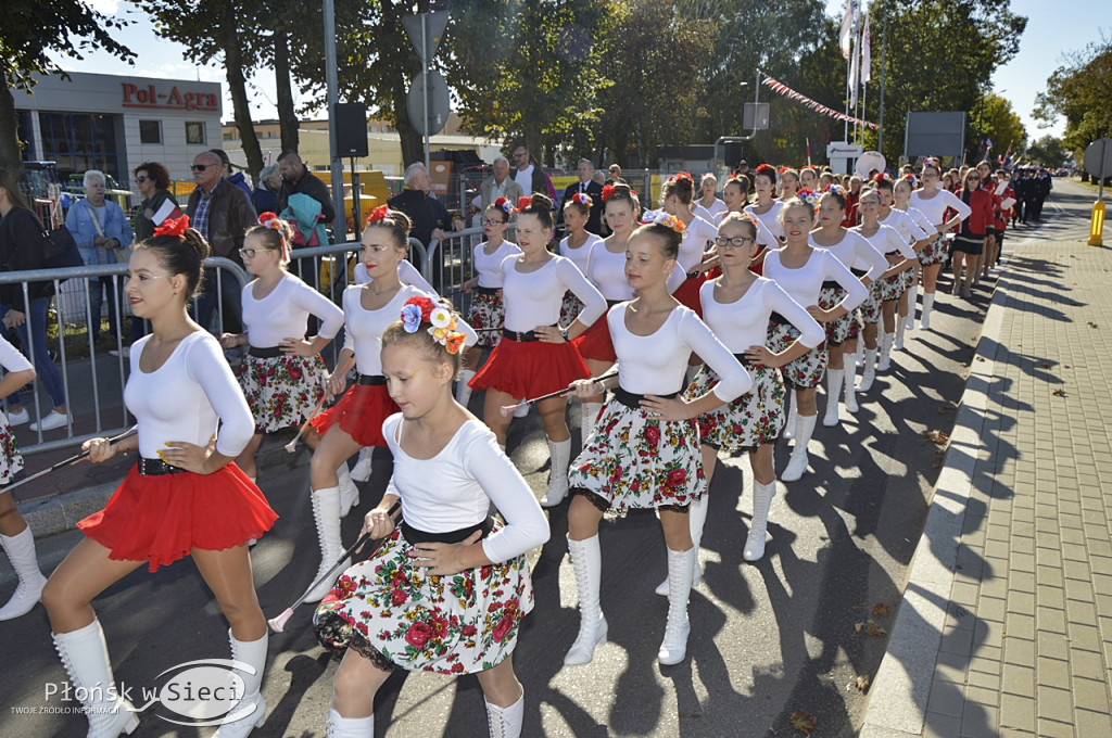 Uliczny pochód na 100-lecie odzyskania niepodległości
