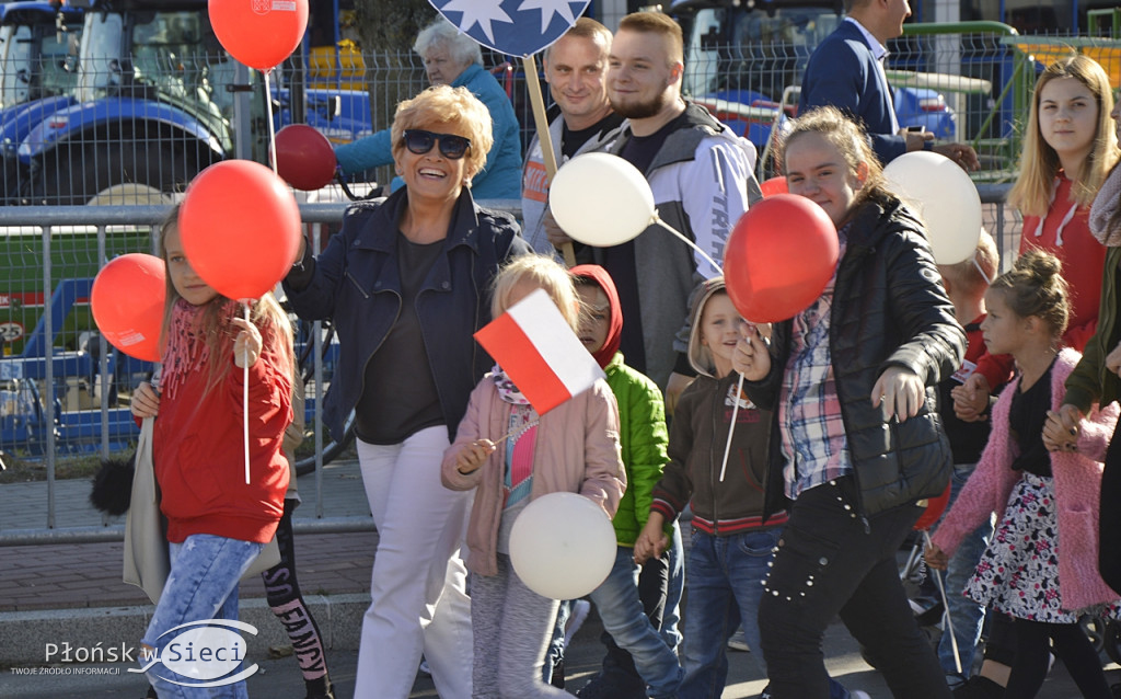Uliczny pochód na 100-lecie odzyskania niepodległości