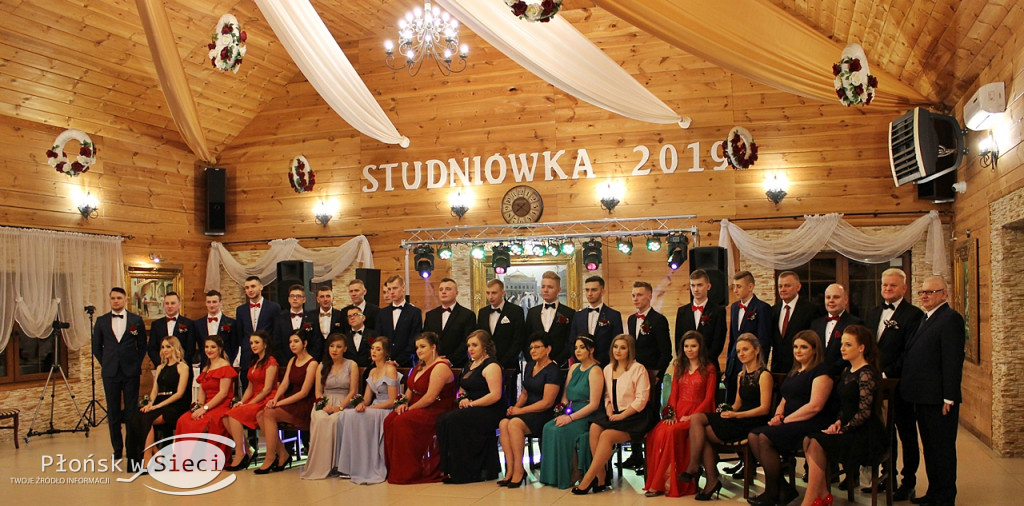 Karczma Retro gościła studniówkowe pary