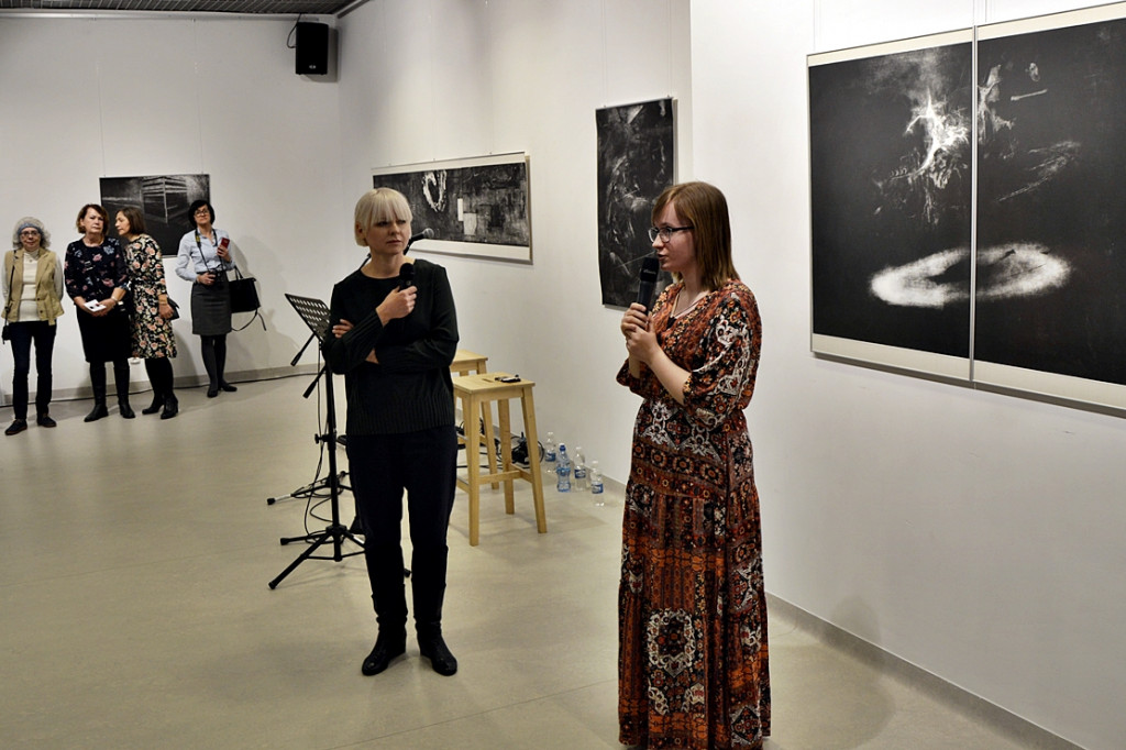 Dwa w jednym: wystawa grafiki i recital dla Pań