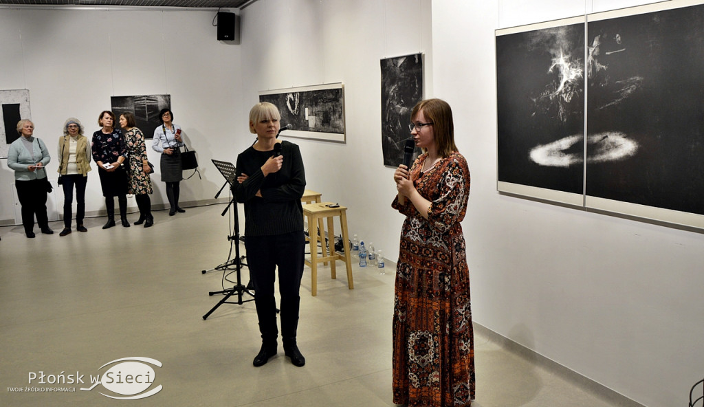 Dwa w jednym: wystawa grafiki i recital dla Pań