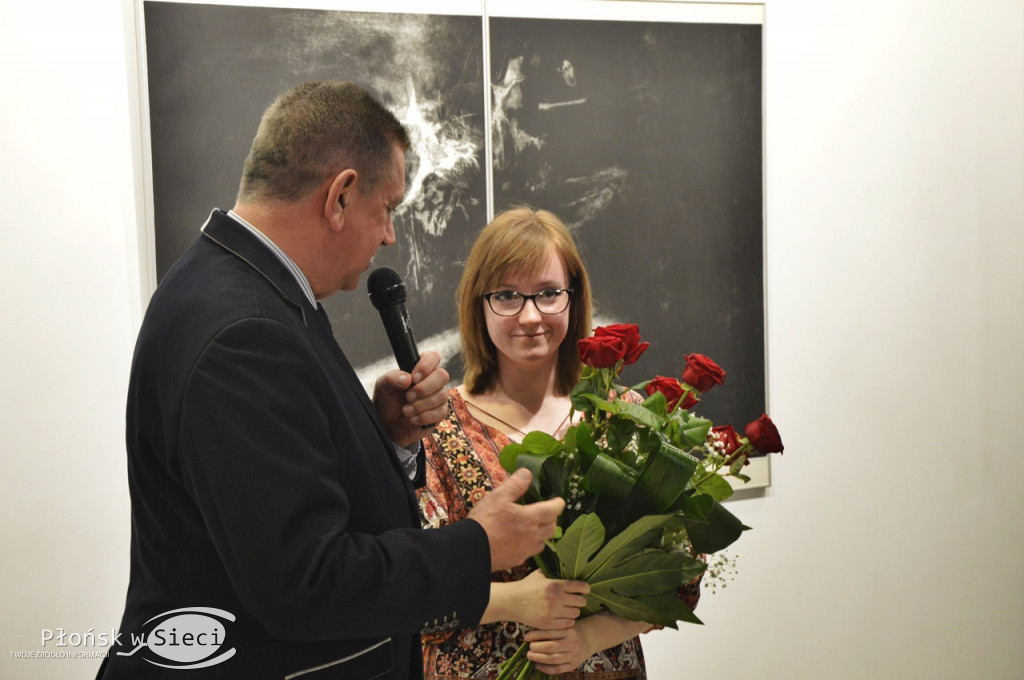 Dwa w jednym: wystawa grafiki i recital dla Pań