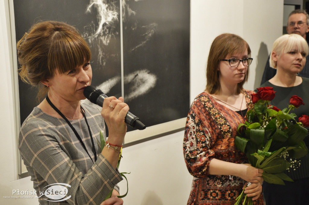 Dwa w jednym: wystawa grafiki i recital dla Pań