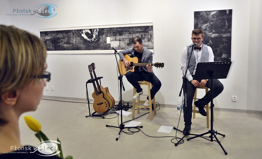 Dwa w jednym: wystawa grafiki i recital dla Pań