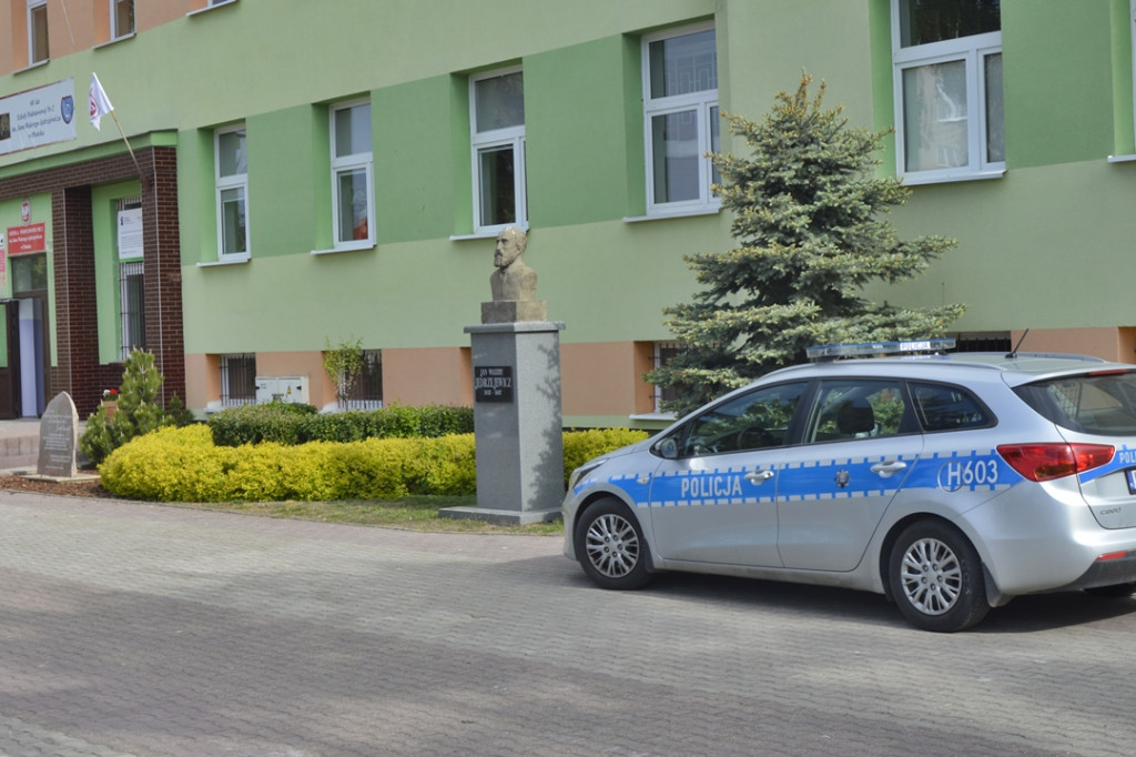 Alarm bombowy w SP nr 2 w Płońsku