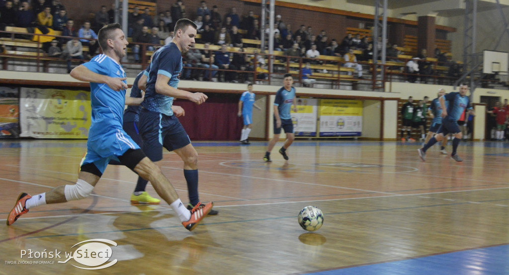 Byli piłkarze dawnej Tęczy z głównym trofeum