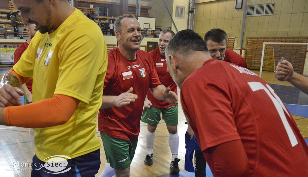 Byli piłkarze dawnej Tęczy z głównym trofeum