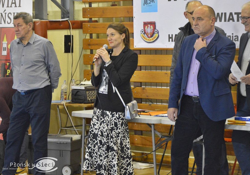 Byli piłkarze dawnej Tęczy z głównym trofeum