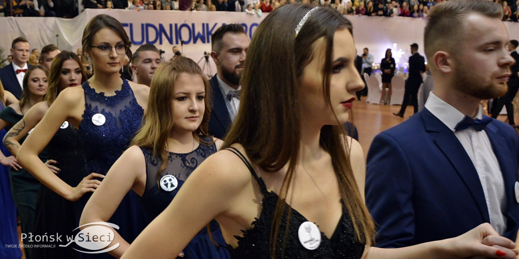 Maturzyści z Rutek na studniówkowym balu