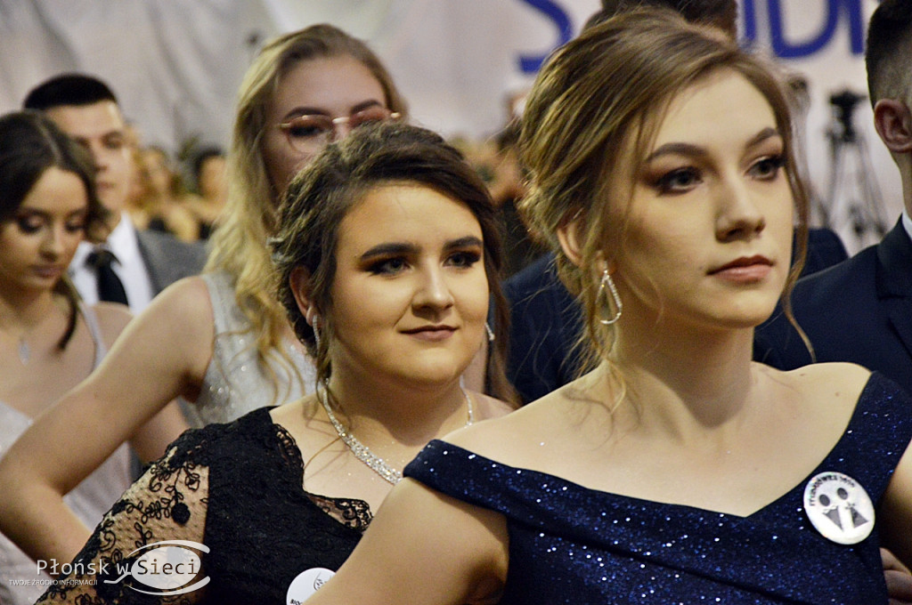 Maturzyści z Rutek na studniówkowym balu