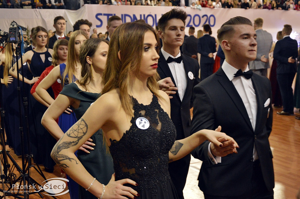 Maturzyści z Rutek na studniówkowym balu