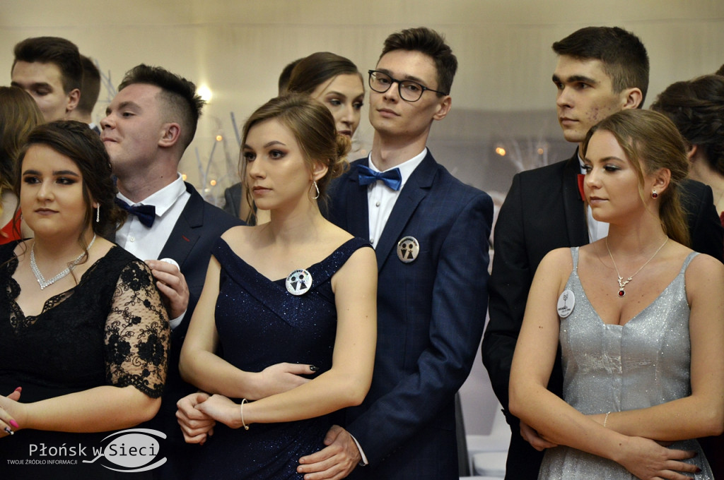 Maturzyści z Rutek na studniówkowym balu