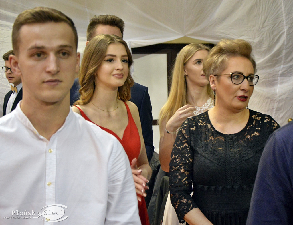 Maturzyści z Rutek na studniówkowym balu