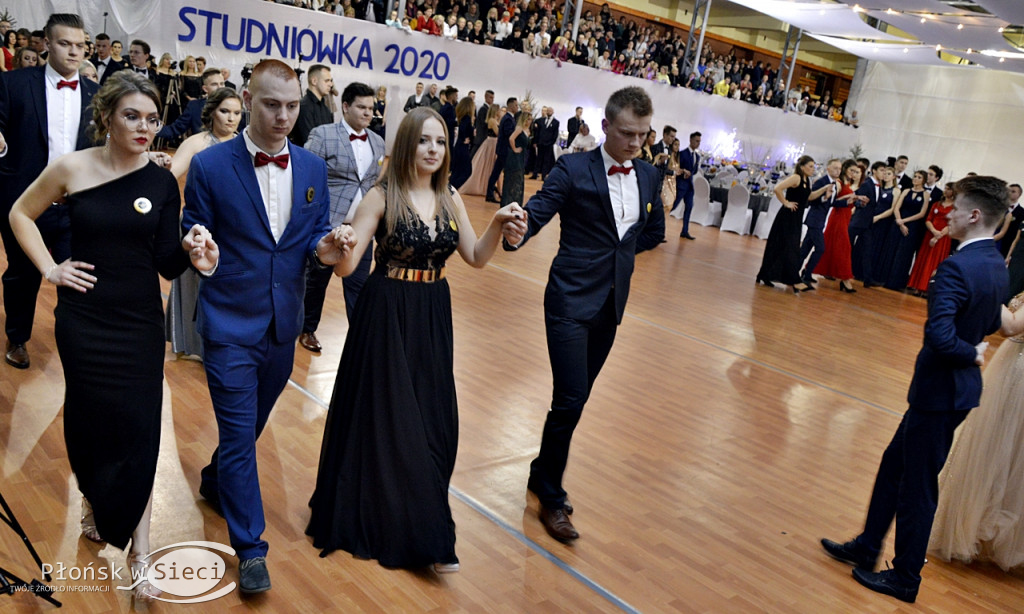 Maturzyści z Rutek na studniówkowym balu