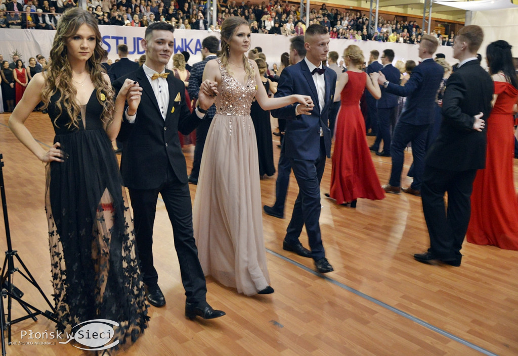 Maturzyści z Rutek na studniówkowym balu