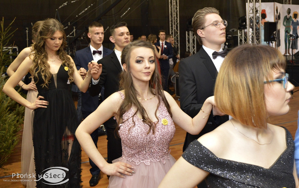 Maturzyści z Rutek na studniówkowym balu