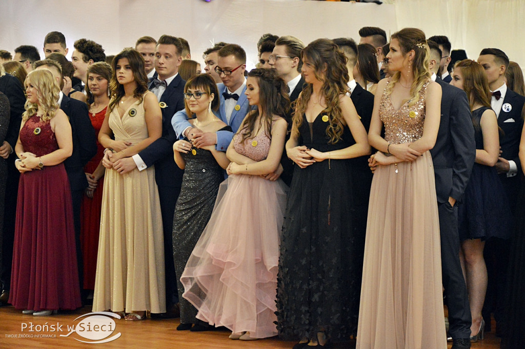 Maturzyści z Rutek na studniówkowym balu