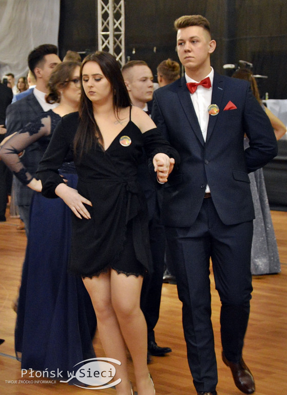 Maturzyści z Rutek na studniówkowym balu