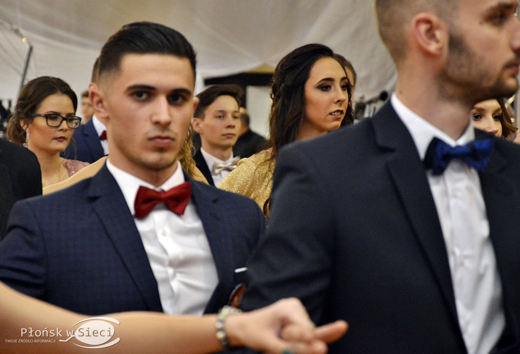 Maturzyści z Rutek na studniówkowym balu