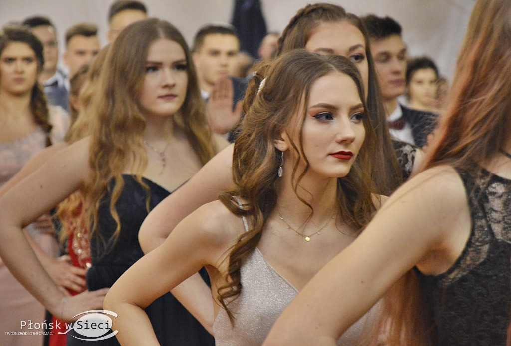 Maturzyści z Rutek na studniówkowym balu