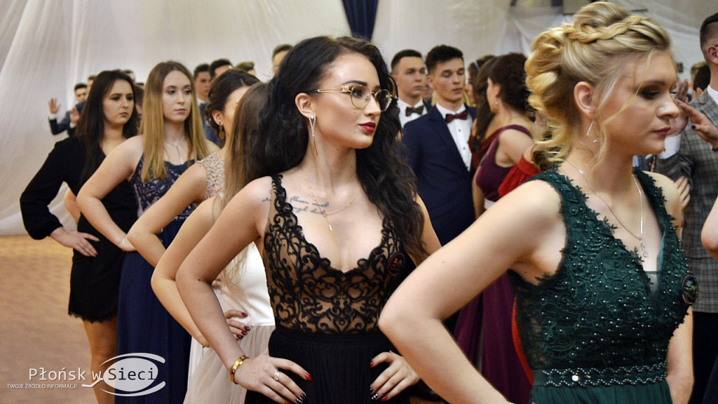 Maturzyści z Rutek na studniówkowym balu