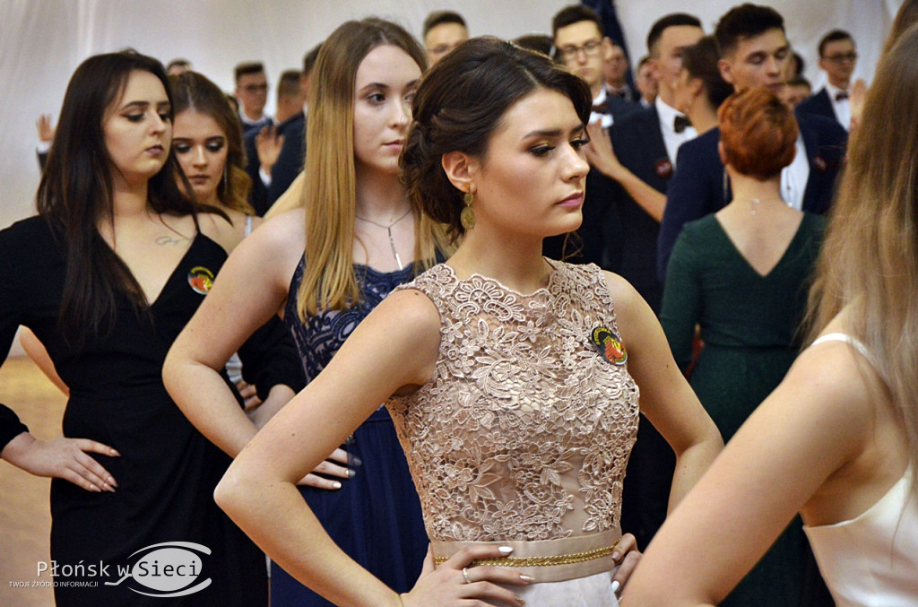 Maturzyści z Rutek na studniówkowym balu