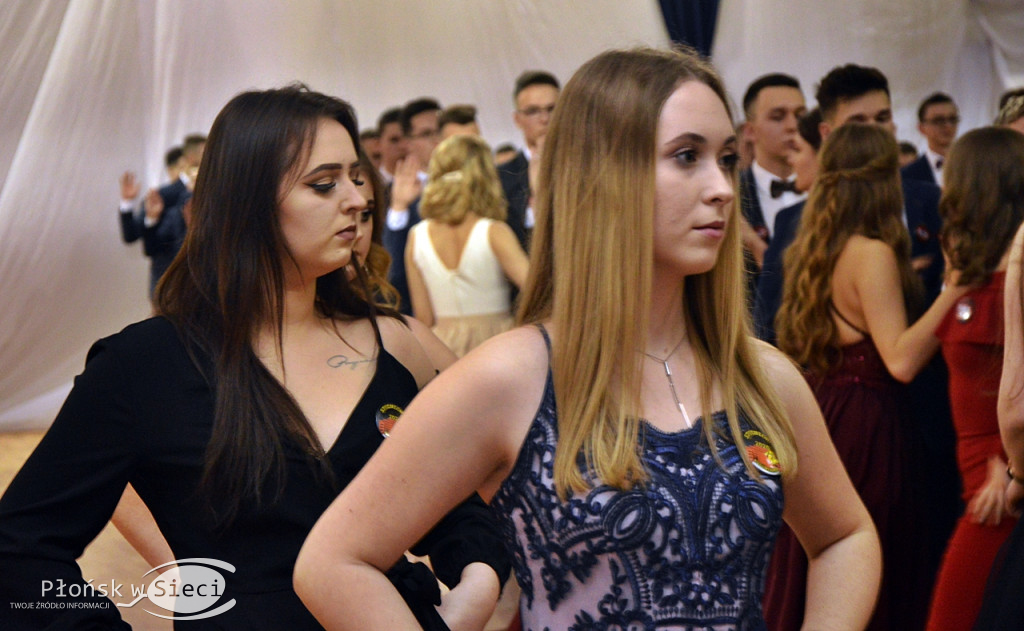 Maturzyści z Rutek na studniówkowym balu