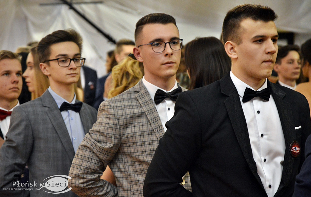 Maturzyści z Rutek na studniówkowym balu