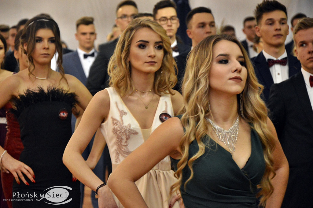 Maturzyści z Rutek na studniówkowym balu