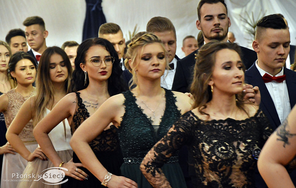 Maturzyści z Rutek na studniówkowym balu
