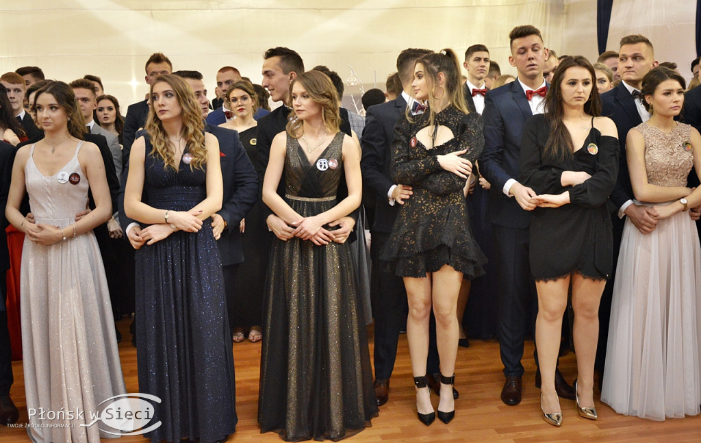 Maturzyści z Rutek na studniówkowym balu