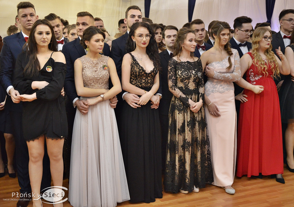 Maturzyści z Rutek na studniówkowym balu