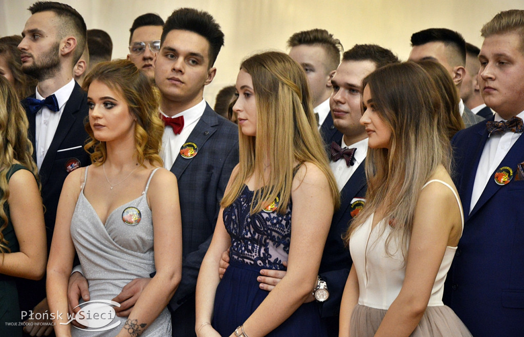 Maturzyści z Rutek na studniówkowym balu