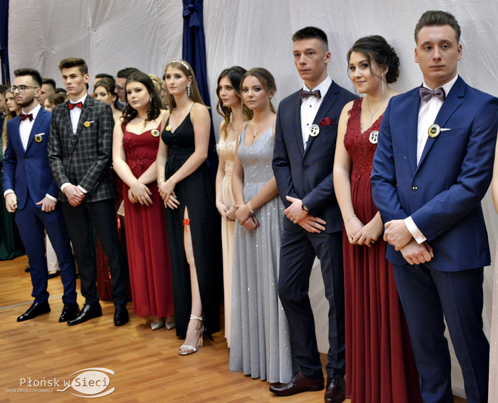 Maturzyści z Rutek na studniówkowym balu