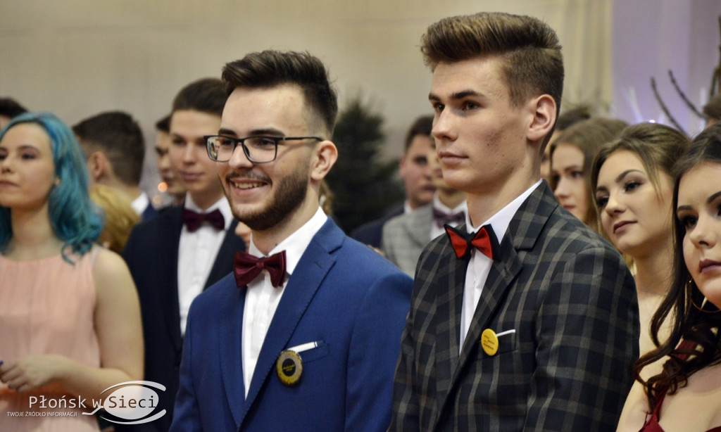 Maturzyści z Rutek na studniówkowym balu