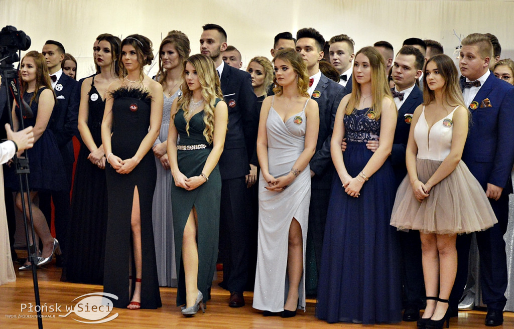 Maturzyści z Rutek na studniówkowym balu